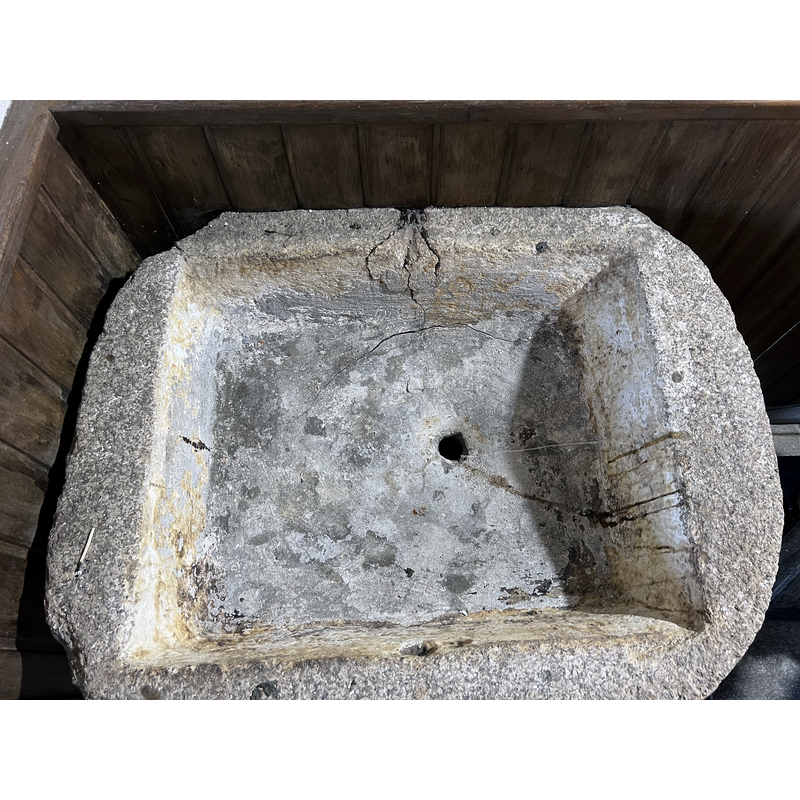 notice the off-centre drain hole, and the damage to the back rim, probably caused by a metal anchoring for the cover