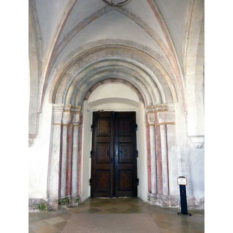 Source caption: "Pfarrkirche Mariä Himmelfahrt, ehem. Zisterzienserstiftskirche, Stift Baumgartenberg, Oberösterreich - romanisches Portal von der frühgotischen Kirchenvorhalle zur Kirche "