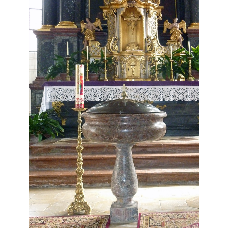 Source caption: "Pfarrkirche Mariä Himmelfahrt, ehem. Zisterzienserstiftskirche, Stift Baumgartenberg, Oberösterreich - Taufbrunnen"