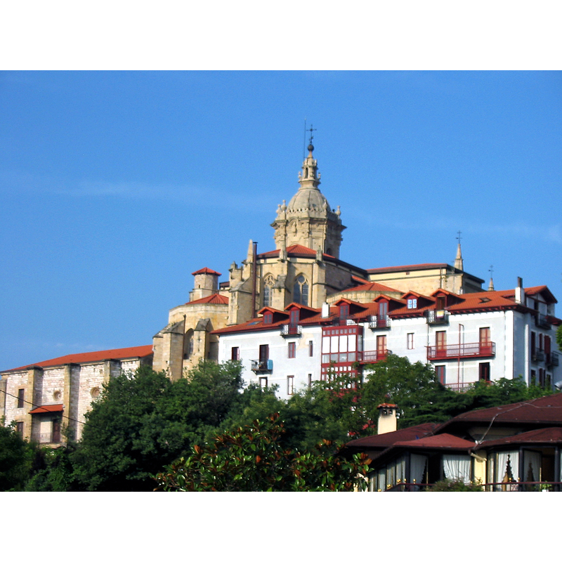 Source caption: "La vieille ville fortifiée de Fontarabie (Pays basque espagnol)."