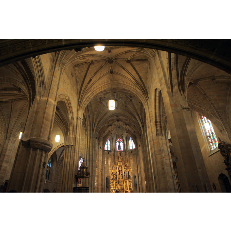 Source caption: "Interior de la iglesia de nuestra señora de la Asunción y del Manzano, en Hondarribia"