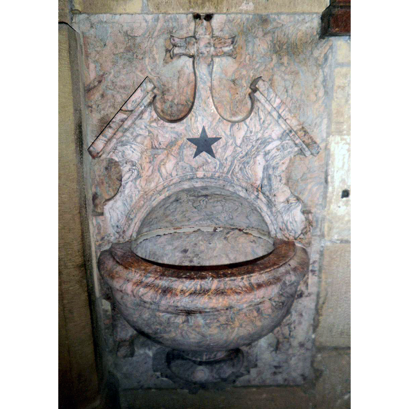 Source caption: "Iglesia de Santa María de la Asunción y del Manzano (Fuenterrabía)"