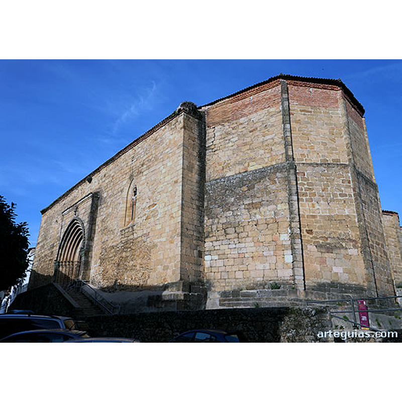 Source caption: "En general, la iglesia de Jaraíz de la Vera es bastante austera, Su cabecera poligonal es de una absoluta sobriedad, pues sus muros son completamente lisos y no dispone de ventanales."
