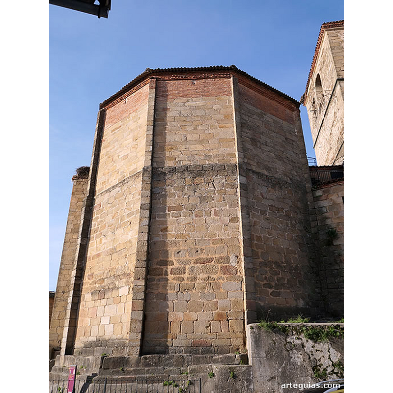 Source caption: "Su cabecera poligonal es de una absoluta sobriedad, pues sus muros son completamente lisos y no dispone de ventanales."