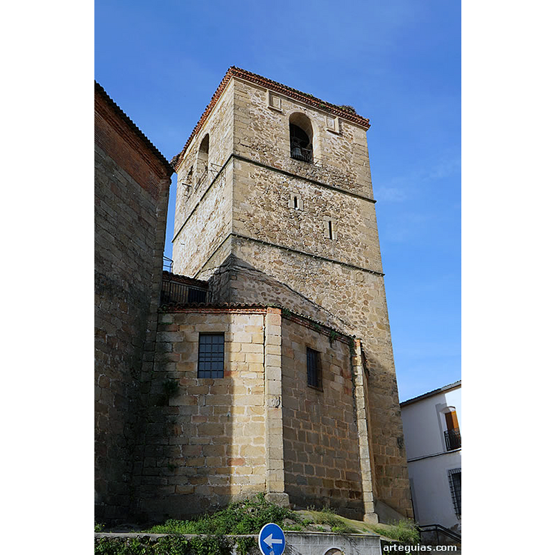Source caption: "Adosada al norte se encuentra la torre campanario, de planta cuadrada, que presenta tres cuerpos separados por impostas. Sólo el cuerpo superior tiene huecos para las campanas, uno en cada cara"
