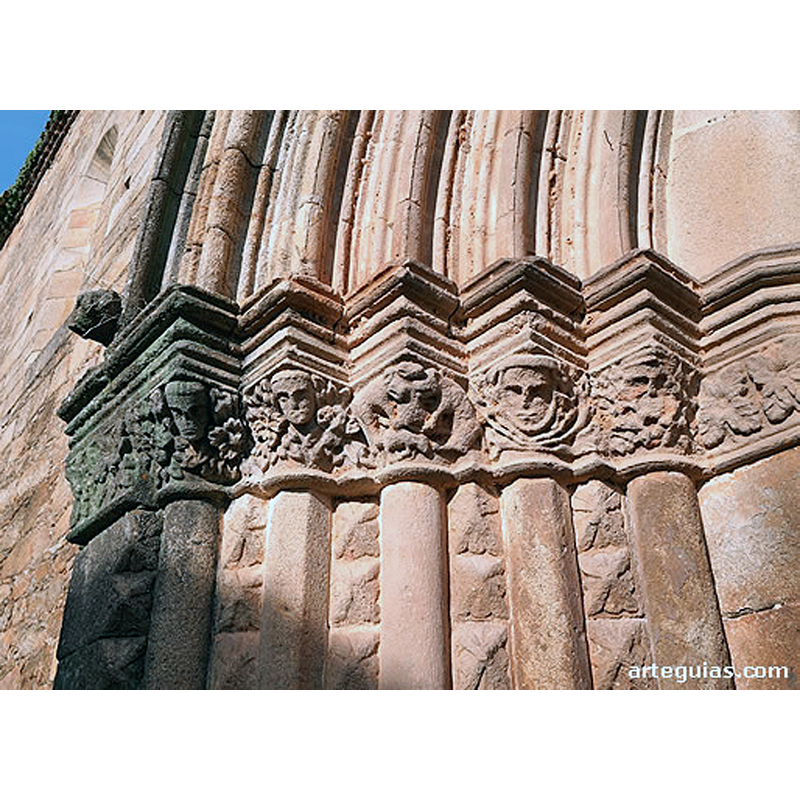 Source caption: "Los capiteles y los relieves superiores de las jambas ofrecen un repertorio de escenas que son habituales en la escultura románica:"