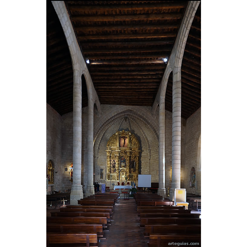 Source caption: "Al entrar lo que apreciamos es un espacio elevado, muy amplio y casi diáfano por la anchura del edificio y porque los soportes que lo dividen en tres naves son muy delgados. En efecto, los arcos formeros son carpaneles y se apoyan sobre delgados pilares de sección elíptica sin capiteles ni cimacios ni impostas. La cubrición superior es una techumbre de par y nudillo."