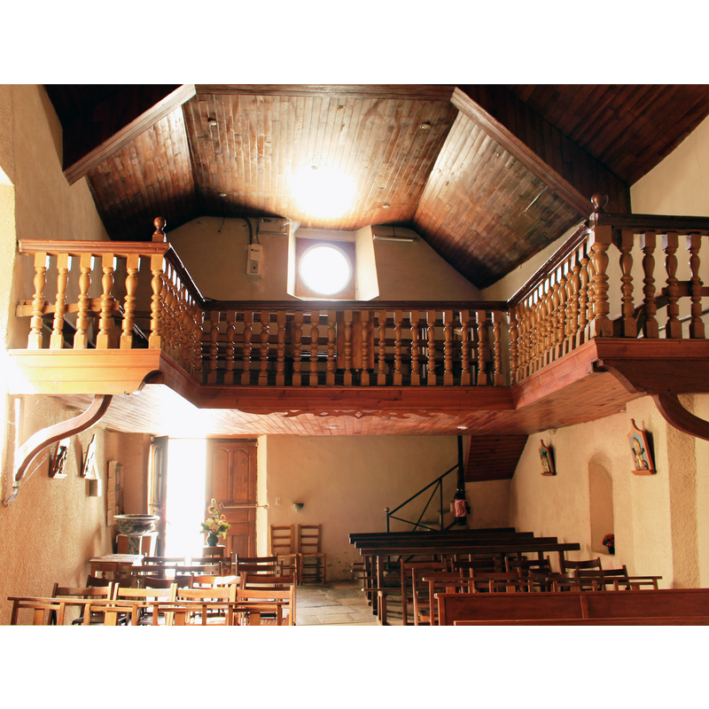 Source caption: "Église Saint-Sébastien de Betpouey (Hautes-Pyrénées)" -- a holy-water stoup is visible to the left of the doorway