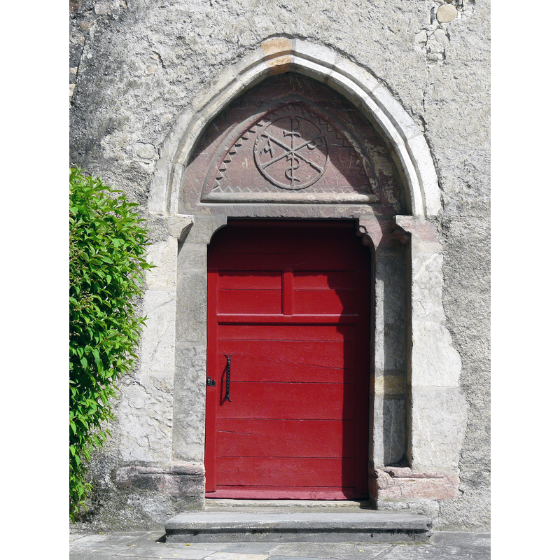 Source caption: "Porte de l'église Notre-Dame, Arreau, Hautes-Pyrénées, France."