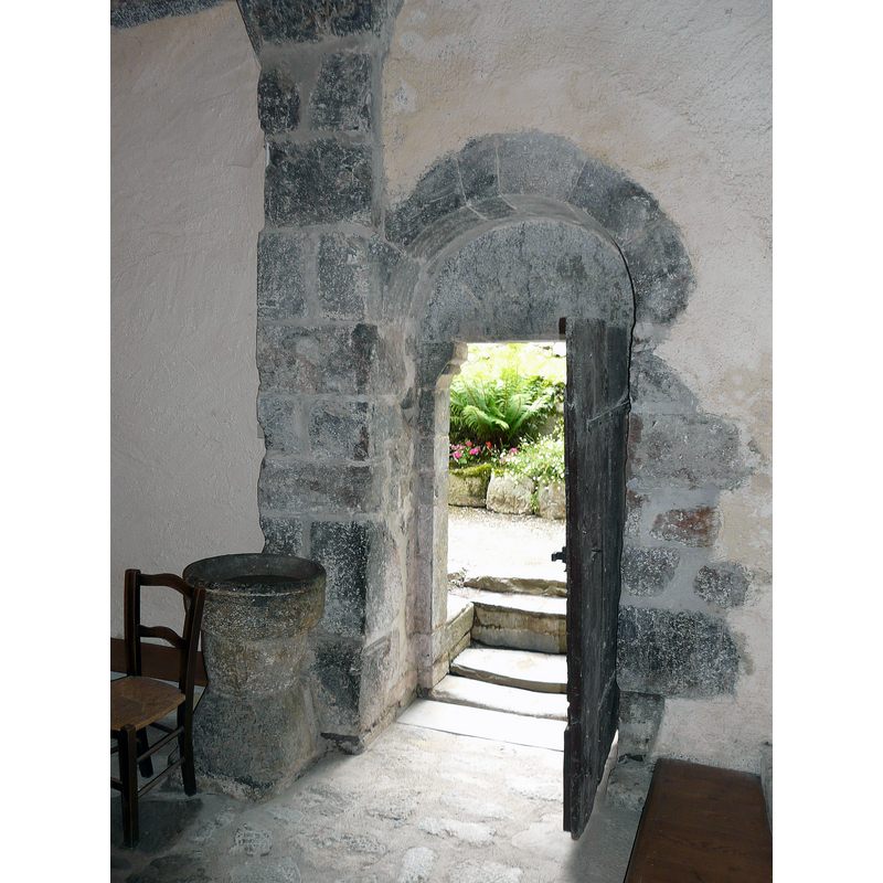 Source caption: "La porte de l'église Saint-Barthélémy, Bramevaque, Hautes-Pyrénées, France."