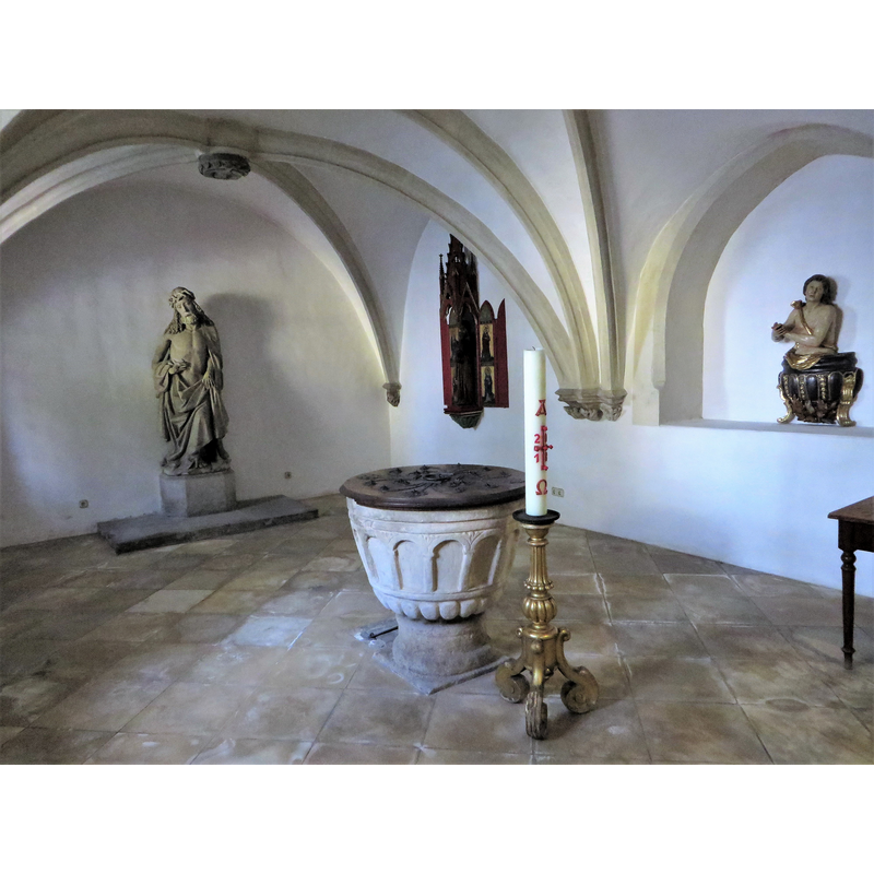 Source caption: "Alte Kapelle Regensburg. Vituskapelle östlich der Nordvorhalle. Taufstein mit zwölf Blendarkaden, Ende des 12. Jh., Erbärmdechristus aus Sandstein, um 1490, Holzfigur des hl. Vitus im Ölkessel, Mitte 18. Jh."