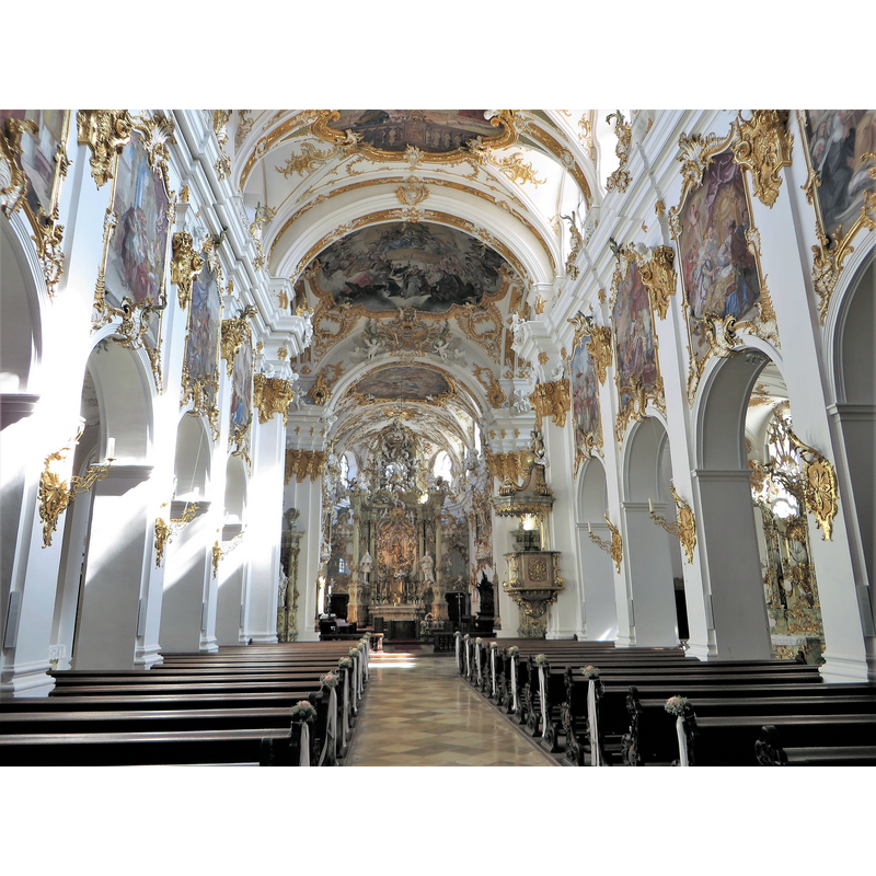 Source caption: "Alte Kapelle in Regensburg. Blick durch das Langhaus zum Hochaltar."