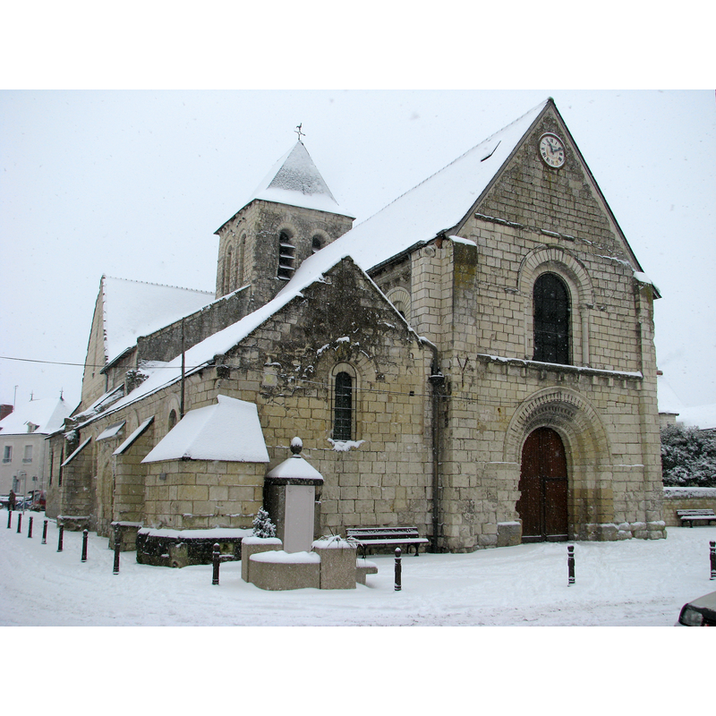 Source caption: "L'Ile-Bouchard - Eglise Saint-Gilles sous la neige"