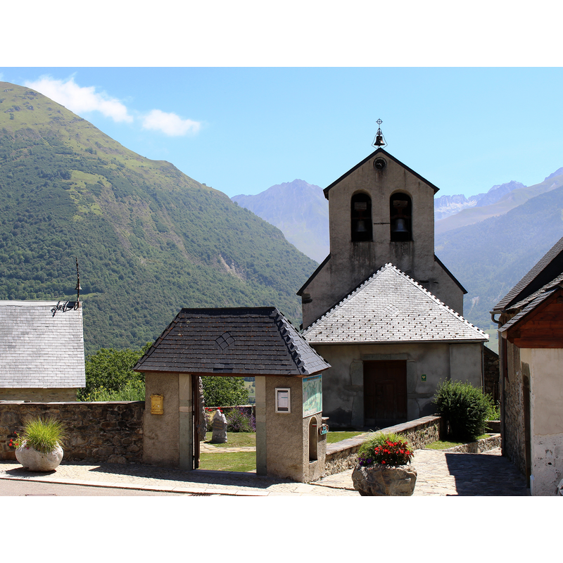 Source caption: "Église Saint-Martin de Grust (Hautes-Pyrénées)"