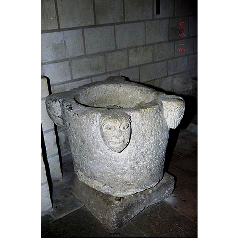 Source caption: "Bénitier [...] 11e siècle"