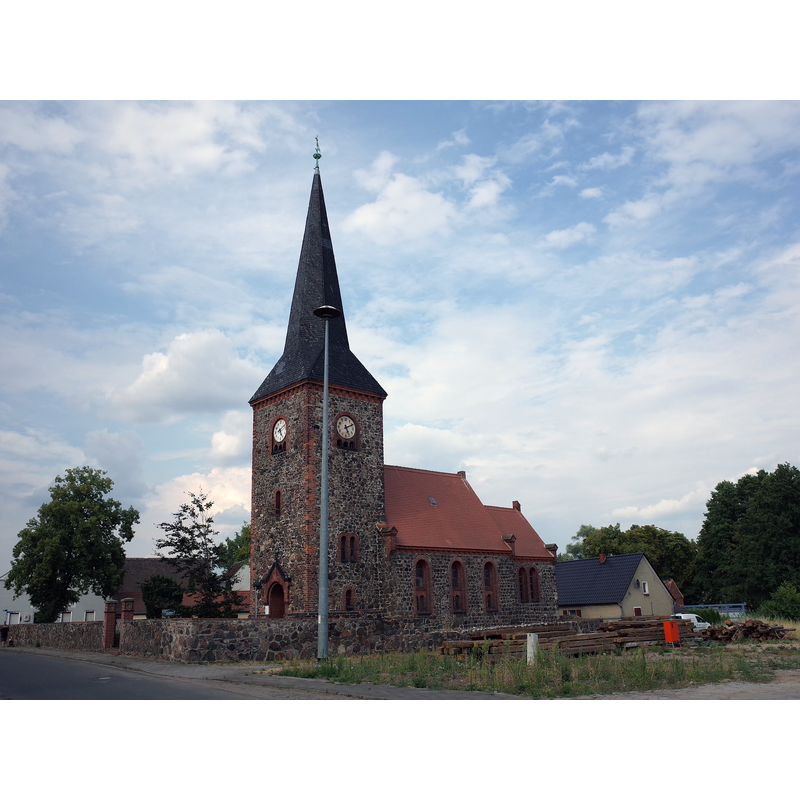 Source caption: "Dessau-Roßlau, die Kirche im Ortsteil Mühlstedt."