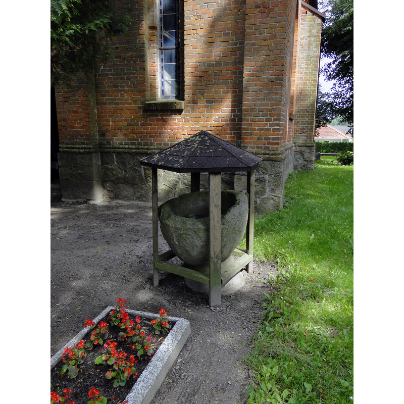 Source caption: "Tauffünte vor der Kirche in Liepen im Landkreis Mecklenburg-Strelitz, Mecklenburg-Vorpommern, Deutschland"