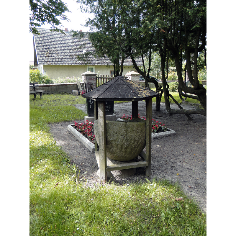 Source caption: "Tauffünte vor der Kirche in Liepen im Landkreis Mecklenburg-Strelitz, Mecklenburg-Vorpommern, Deutschland"