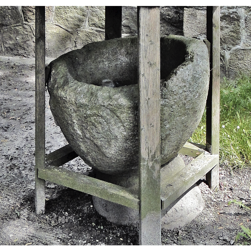 something is discernible inside the archaes but the stone is too erodedn for a reliable identification