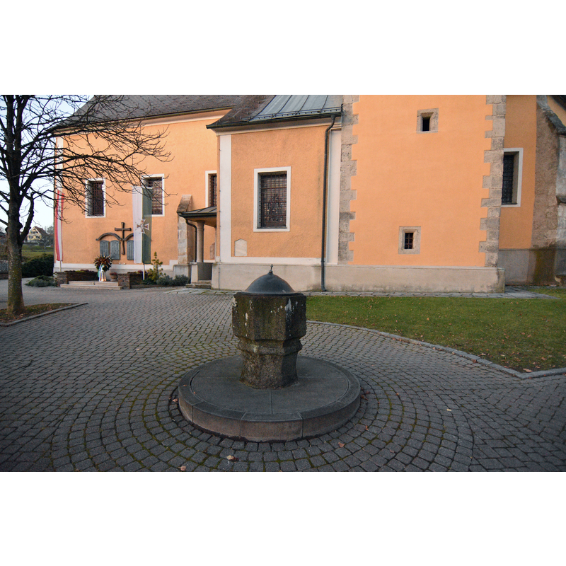 Source caption: "Taufbecken Pfarrkirche Hartmannsdorf"
