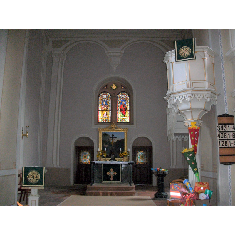 Source caption: "Kirche Langenleuba-Oberhain (Altarraum)" -- showing the modern font to the right of the altar