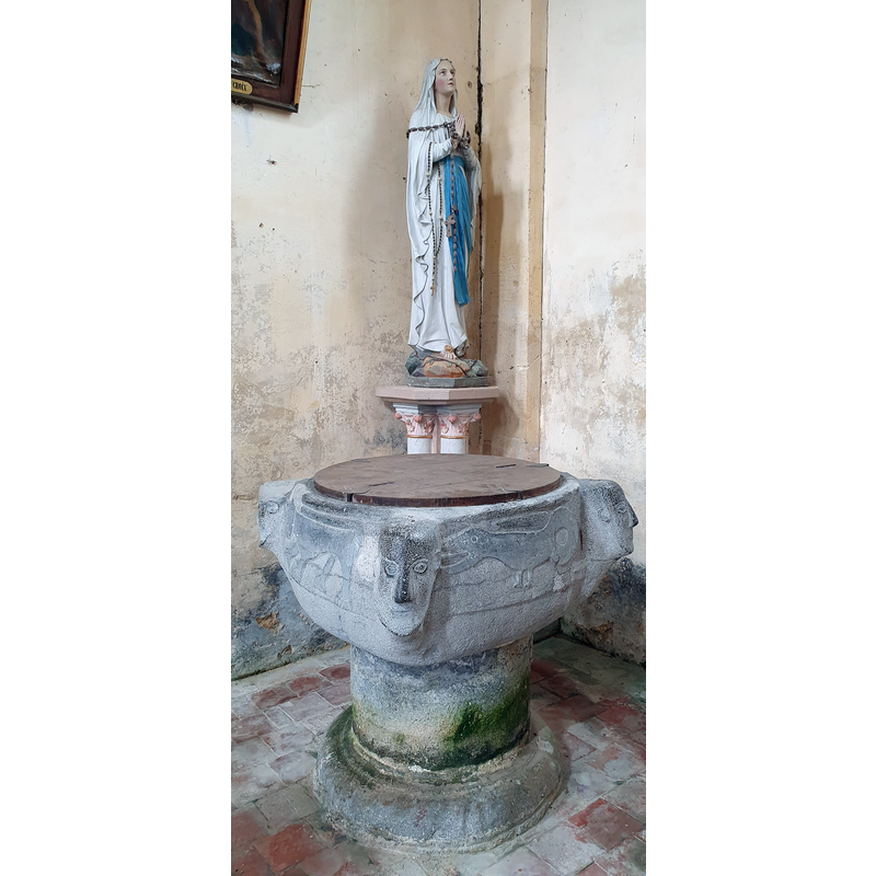 Source caption: "Église Saint-Jean-Baptiste d'Hannappes (25 von 26) Innen Taufbecken aus dem 11. Jh."