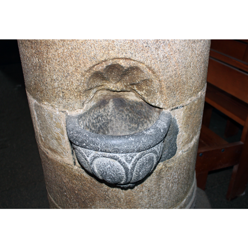 Source caption: "Un des nombreux bénitiers de l'église de Bodilis"