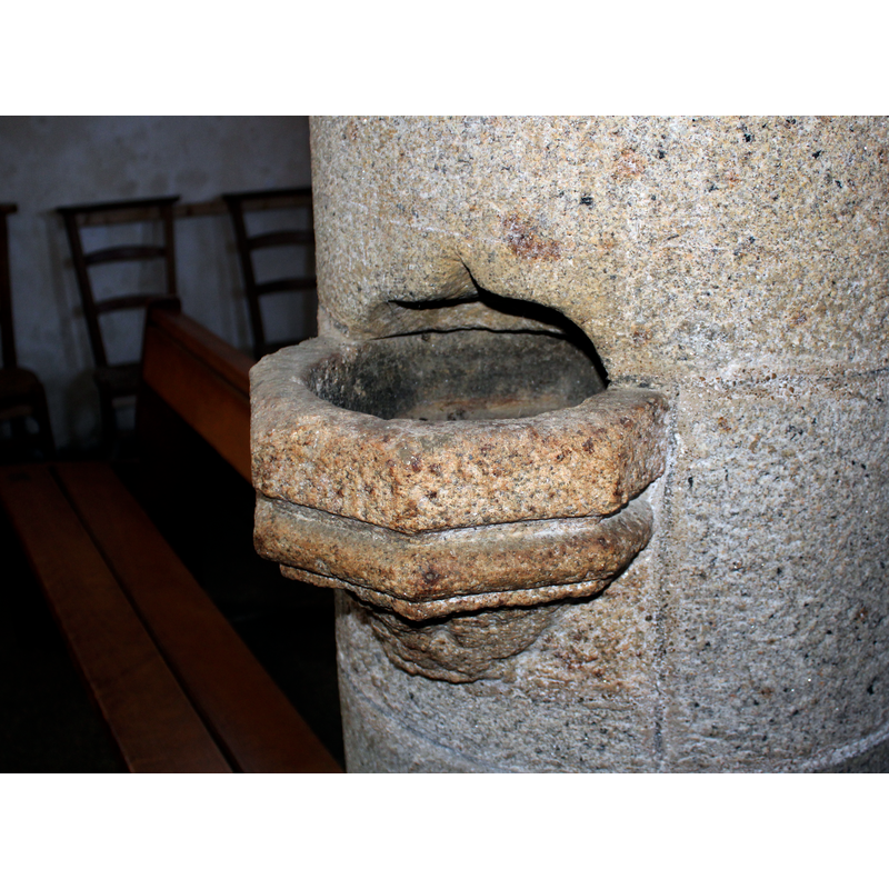 Source caption: "Un des nombreux bénitiers de l'église de Bodilis"