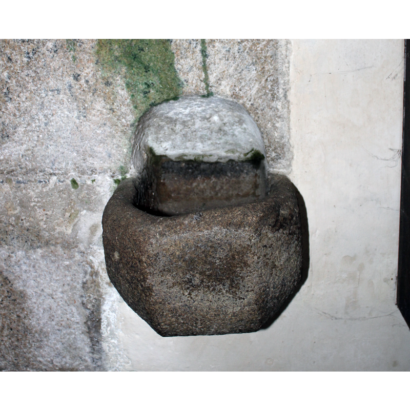 Source caption: "Un des nombreux bénitiers de l'église de Bodilis"