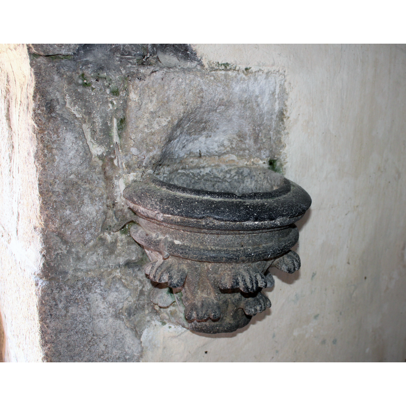 Source caption: "Un des nombreux bénitiers de l'église de Bodilis"