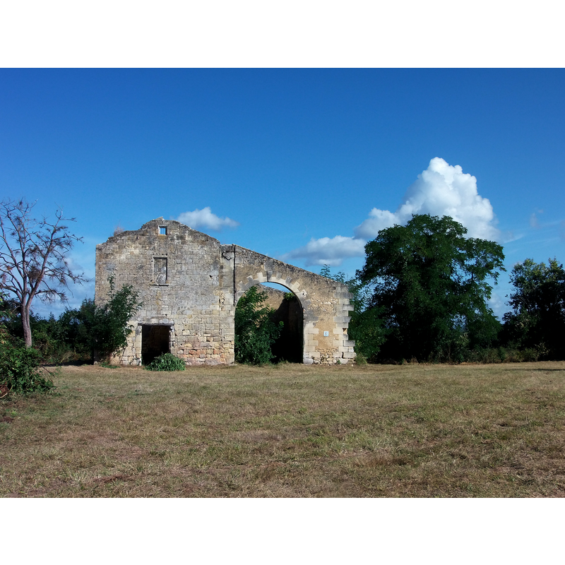 Source caption: "Vue sur les ruines de l'ancienne commanderie des templiers puis des hospitaliers d'Arveyres (Gironde, France), route du Port. Elle est posée sur promontoire, surplombant une boucle de la Dordogne."