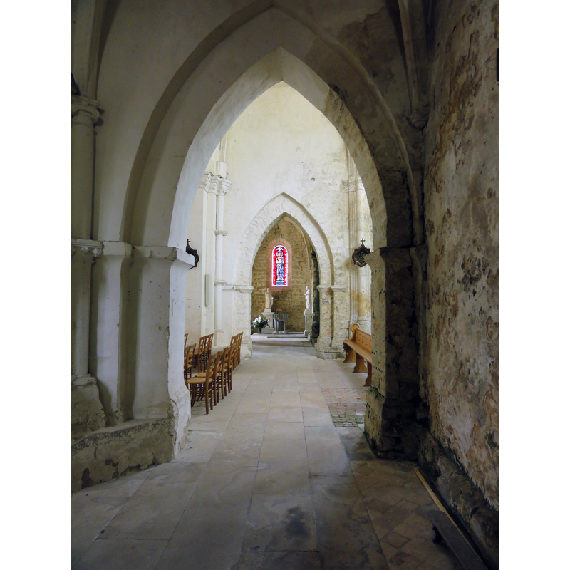 Source caption: "Montaigu (Aisne) Église Saint-Jean-Baptiste" [NB: other sources identify the church as "Eglise paroissiale Saint-Pierre-et-Saint-Paul"] --- showing the baptismal font in the south aisle