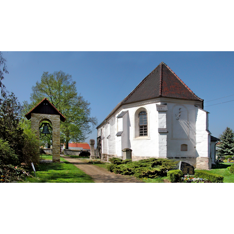 Source caption: "Dorfkirche Hayna (GMP: 51.430650,12.310580). Ursprünglich romanisches Gotteshaus aus Feld- und Bruchsteinen. Auch das aufwändige Sandsteinportal auf der Südseite stammt aus der Romanik und erinnert an die Schmuckformen der Doppelkapelle von Landsberg und der Kirche von Naundorf bei Halle. Es stammte wohl mal von einer anderen, bedeutenderen Kirche, aber niemand weiß, von wo. Im 15. Jahrhundert wurde der spätgotischer Chor angefügt. Fast wäre die Kirche nach dem unerwarteten Einsturz des Kirchturmes im Jahre 1972 völlig abgerissen worden. Doch der Gemeindekirchenrat verweigerte damals die letzte Zustimmung und machte sich an den Wiederaufbau der Kirche. Sicht von Südosten zum Chor und dem neuen, freistehenden Glockenstuhl. "