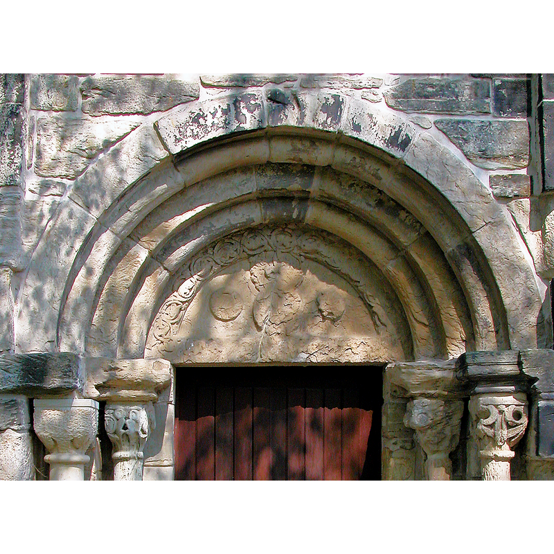 Source caption: "Dorfkirche Hayna (GMP: 51.430650,12.310580). Ursprünglich romanisches Gotteshaus aus Feld- und Bruchsteinen. Auch das aufwändige Sandsteinportal auf der Südseite stammt aus der Romanik und erinnert an die Schmuckformen der Doppelkapelle von Landsberg und der Kirche von Naundorf bei Halle. Es stammte wohl mal von einer anderen, bedeutenderen Kirche, aber niemand weiß, von wo."