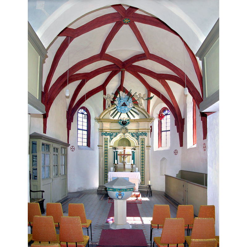 Source caption: "Dorfkirche Hayna (GMP: 51.430650,12.310580). Ursprünglich romanisches Gotteshaus aus Feld- und Bruchsteinen. Im 15. Jahrhundert wurde der spätgotischer Chor mit dem Netzrippengewölbe angefügt. Kanzelaltar."