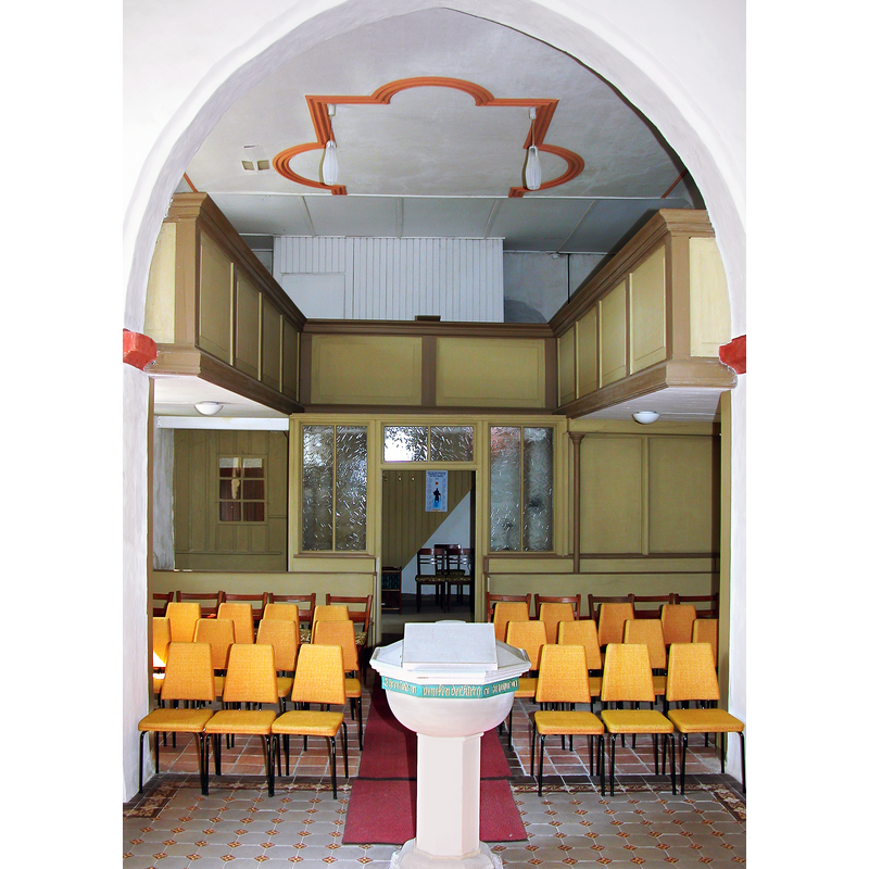 Source caption: "Dorfkirche Hayna (GMP: 51.430650,12.310580). Ursprünglich romanisches Gotteshaus aus Feld- und Bruchsteinen. Im 15. Jahrhundert wurde der spätgotischer Chor angefügt. Fast wäre die Kirche nach dem unerwarteten Einsturz des Kirchturmes im Jahre 1972 völlig abgerissen worden. Doch der Gemeindekirchenrat verweigerte damals die letzte Zustimmung und machte sich an den Wiederaufbau der Kirche. Sicht nach Westen."
