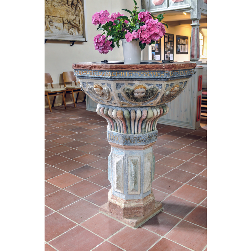 Source caption: "Löbnitz/Sachsen, Dorfkirche Löbnitz: Taufstein - farbig gefasster Sandstein von 1603 / 1697, der 2010 restauriert wurde"