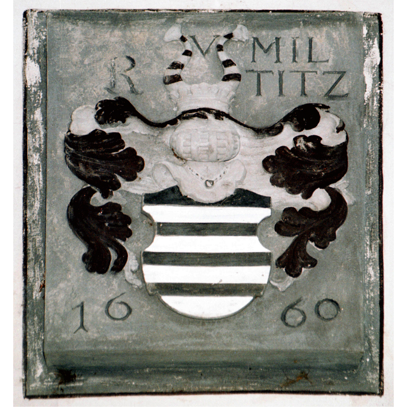 the Miltitz family arms on a 1660 plaque: "Unweit von Schloß Batzdorf schmiegt sich das Totenhäuschen (GMP: 51.135006,13.503311) an den Elbhang. Der Wappenstein am Haus von 1680 weist auf R. von Miltitz hin. Mit Toten hat es aber wohl nichts zu tun. Es ist ein Garten- und Lusthaus aus dem frühen 17. Jh. in der Nähe eines Weinberges. Um dieses Gebäude mit den den vielen Namen "Scheechhäusel", "Weinbergshäuschen," "Buschhaus", "Lusthäuschen" oder "Kaffeehaus" ranken sich viele Legenden"