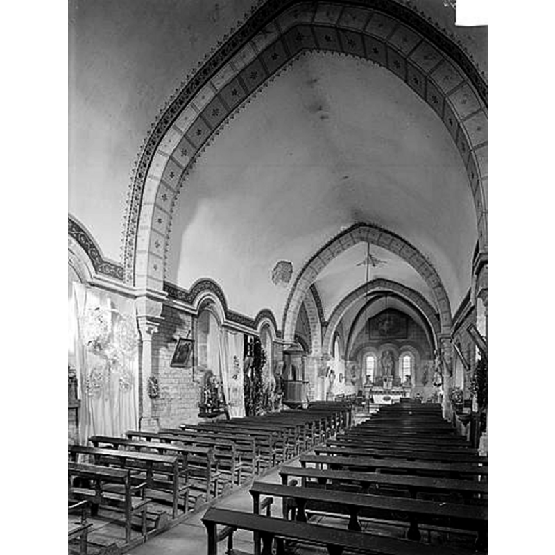 Source caption: "Savigny-en-Terre-Plaine, Yonne, France. Eglise. Vue intérieure de la nef vers le nord-est."