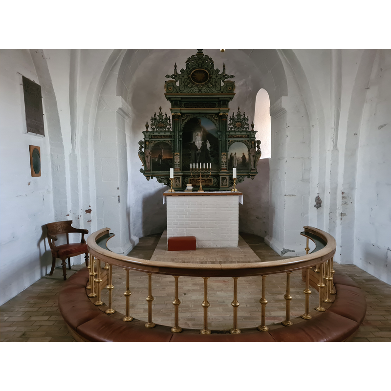 Source caption: "Alteret i Ølgod Kirke"