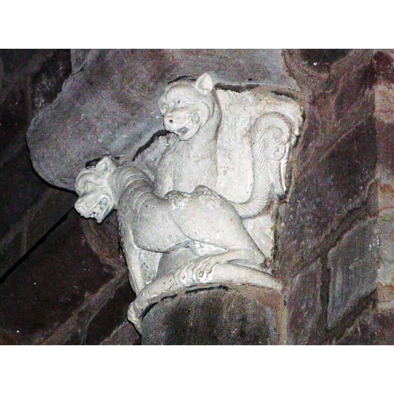 Source caption: "Chapiteau de l'église Saint-Sanctin (ou Saint-Xantin), Malemort-sur-Corrèze, Corrèze, France."