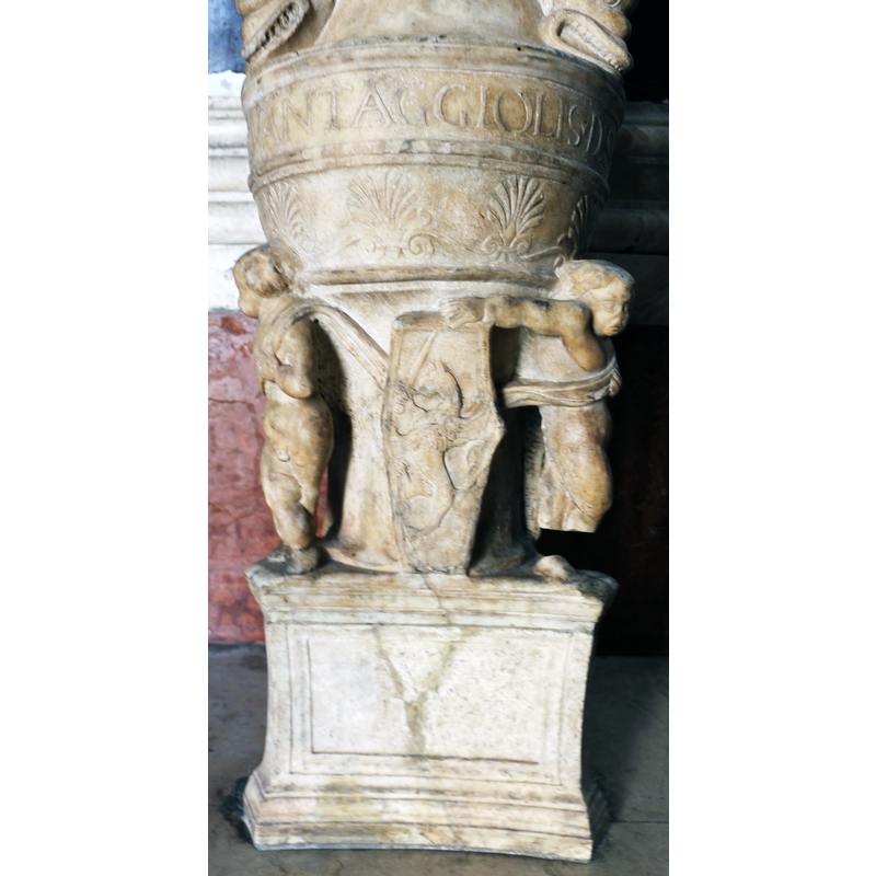 Source caption: "Scuola di antonio federighi, acquasantiera del duomo di grosseto, 1506" -- the shield(?) in which the dragon is portrayed is held by the putto on the right
