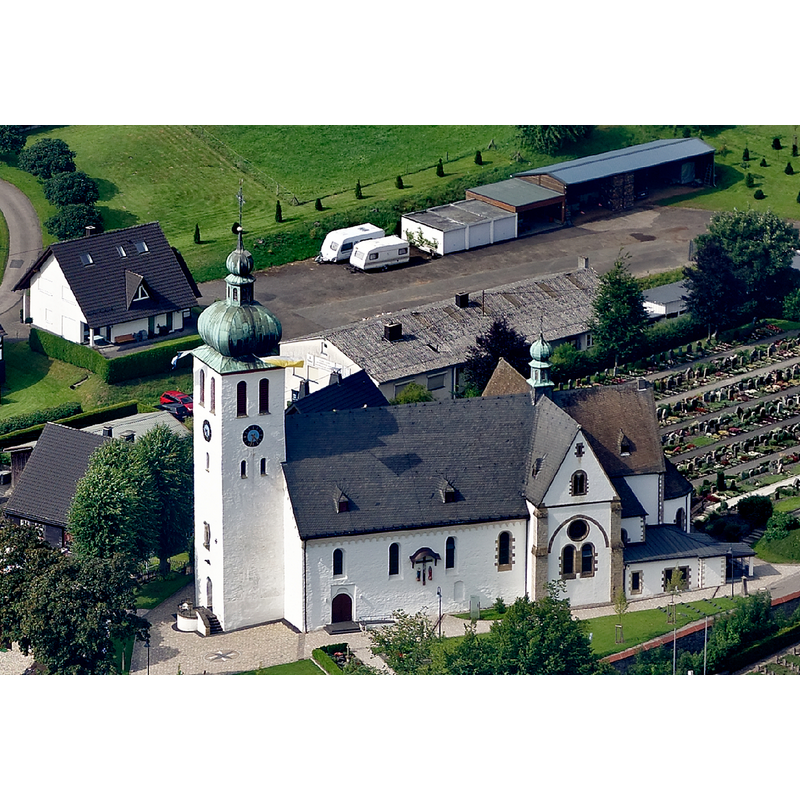 Source caption: "Luftaufnahme: Kirche Jakobus d. Ä. in Lennestadt-Elspe, Nordrhein-Westfalen"