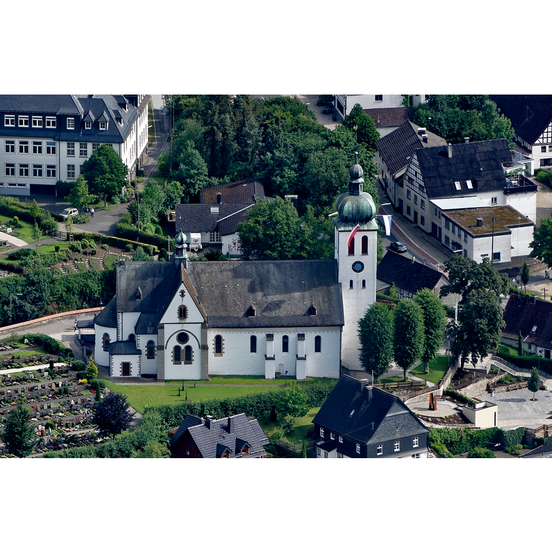 Source caption: "Fotoflug Sauerland West. Luftaufnahme: Römisch-katholische Pfarrkirche St. Jakobus der Ältere in Elspe, einem Ortsteil von Lennestadt, Nordrhein-Westfalen."