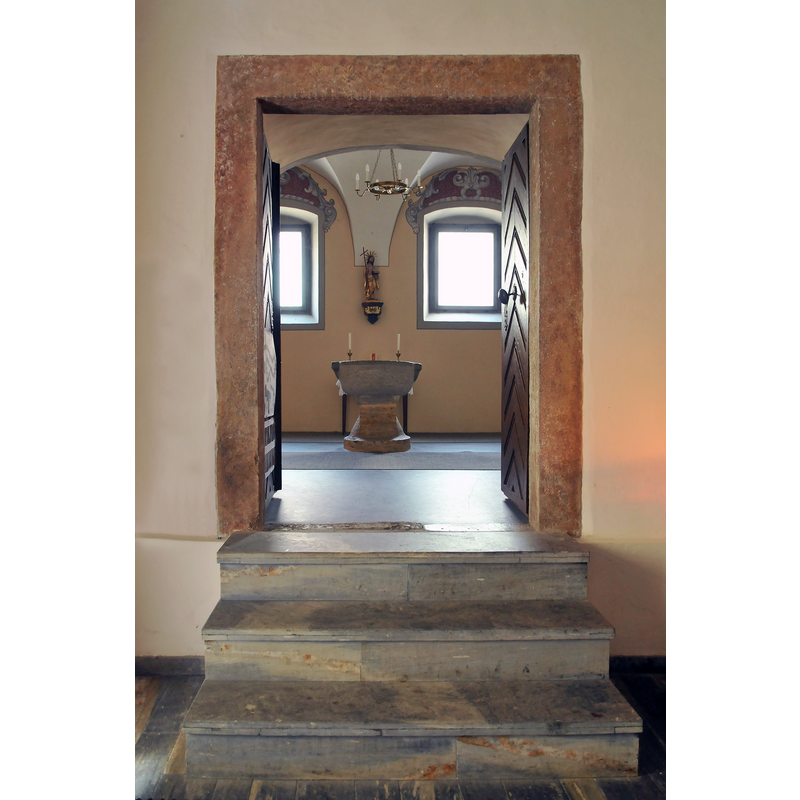 Source caption: "Kath. Pfarrkirche St. Nikolaus. Taufkapelle mit gotischem Taufbrunnen und Nikolausstatue, beschädigt."