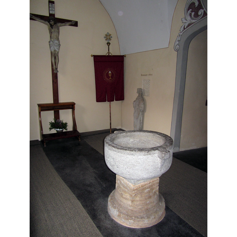 Source caption: "Oberzeiring - Pfarrkirche H. Nikolaus (ab 13. Jh) - Taufkapelle (links vom Eingang) - Romanisches Taufbecken"