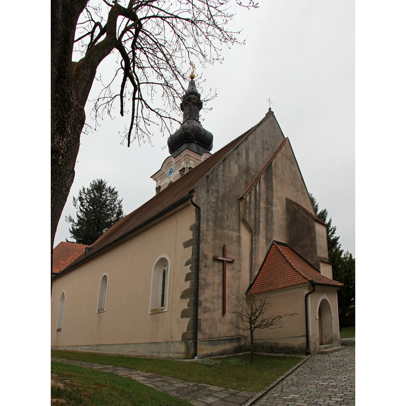 Source caption: "Kath. Pfarrkirche hl. Martin in Großhaselbach. Ursprünglich einschiffige, romanische Kirche aus dem 13. Jahrhundert, mit Rechteckchor. Mitte des 14. Jahrhunderts um zwei Kapellen und das nördliche Seitenschiff erweitert. 1741 barockisiert. Zweigeschoßige Sakristei an der Nordseite von 1880."