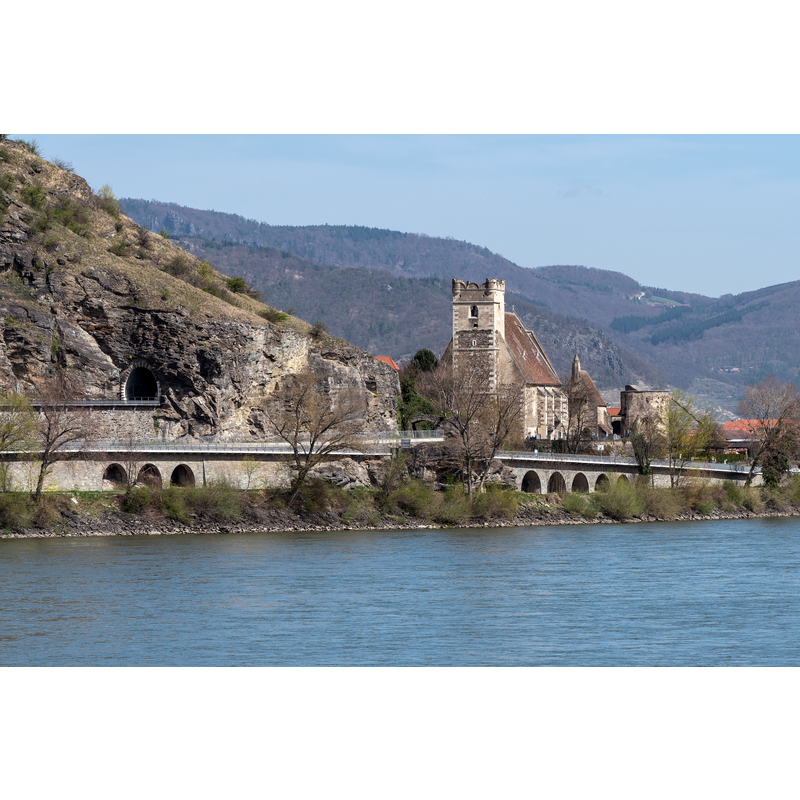 Source caption: "Kath. Filialkirche hl. Michael und Friedhof mit Karner, sowie der Tunnel St. Michael der Wachauer Bahn von von Hofarnsdorf aus gesehen"