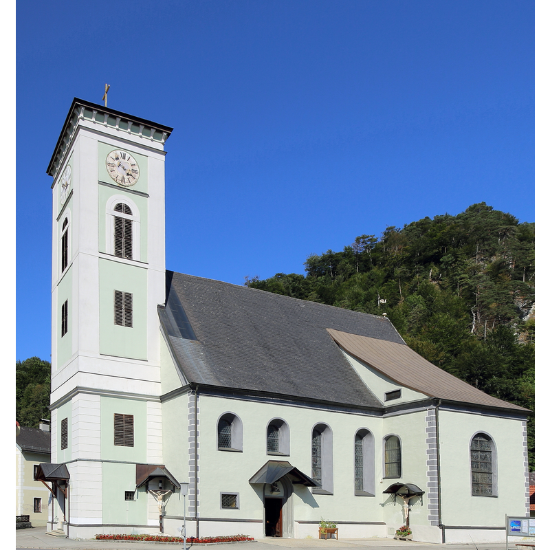 Source caption: "Südwestansicht der katholischen Pfarrkirche hll. Philipp und Jakob in der niederösterreichischen Marktgemeinde Gaming. Eine Hallenkirche mit eingezogenem Chor und vorgestelltem Westturm. Im Kern ist die Kirche gotisch, die 1712 brockisiert wurde und dabei wurde unter anderem im Süden die Marienkapelle angebaut."