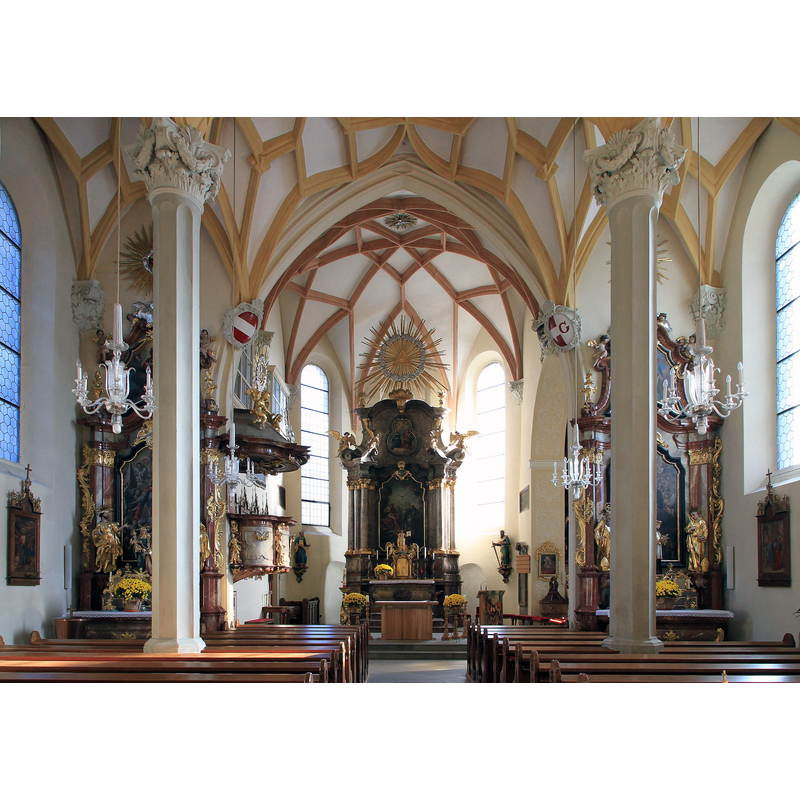 Source caption: "Blick Richtung Hochaltar in der niederösterreichische Gaminger Pfarrkirche hll. Philipp und Jakob." -- the font and cover are partially visible slightly to the left and behind the south side altar